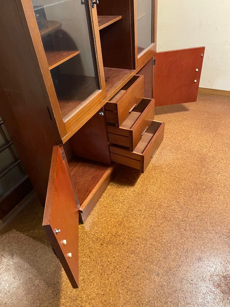 木製ガラス扉付き収納棚・食器棚