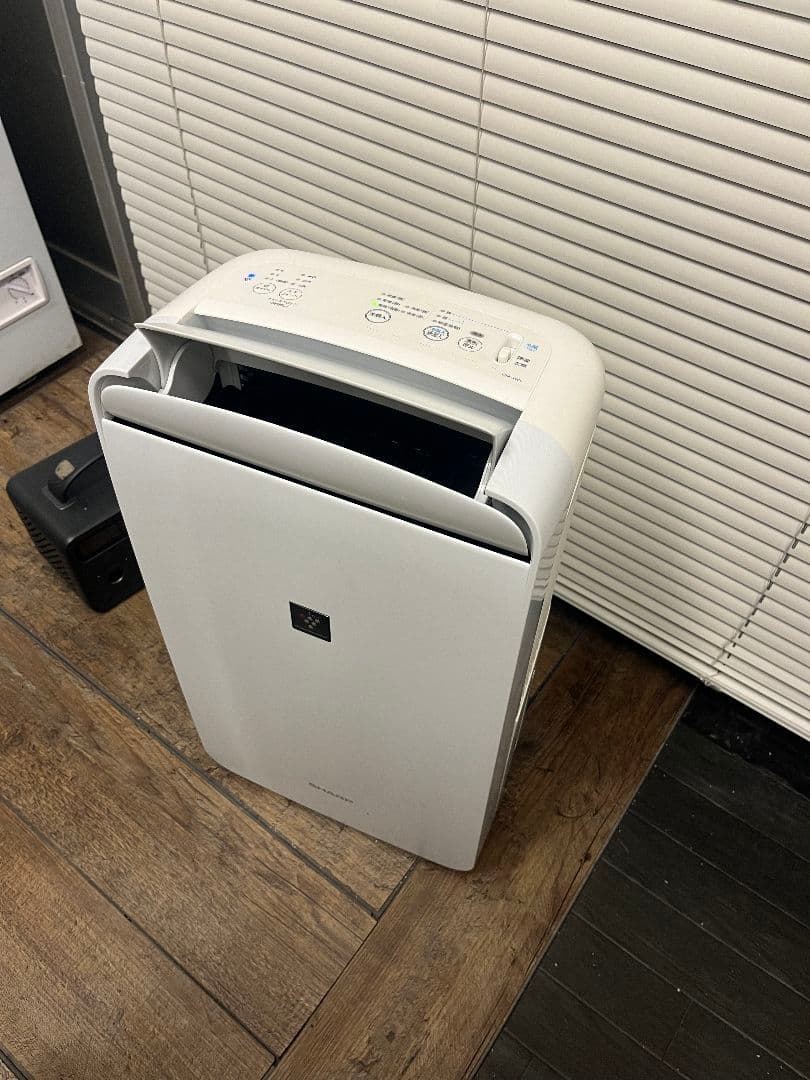 SHARP除湿機CM-J100-Wプラズマクラスター 2020年製動作確認済み。