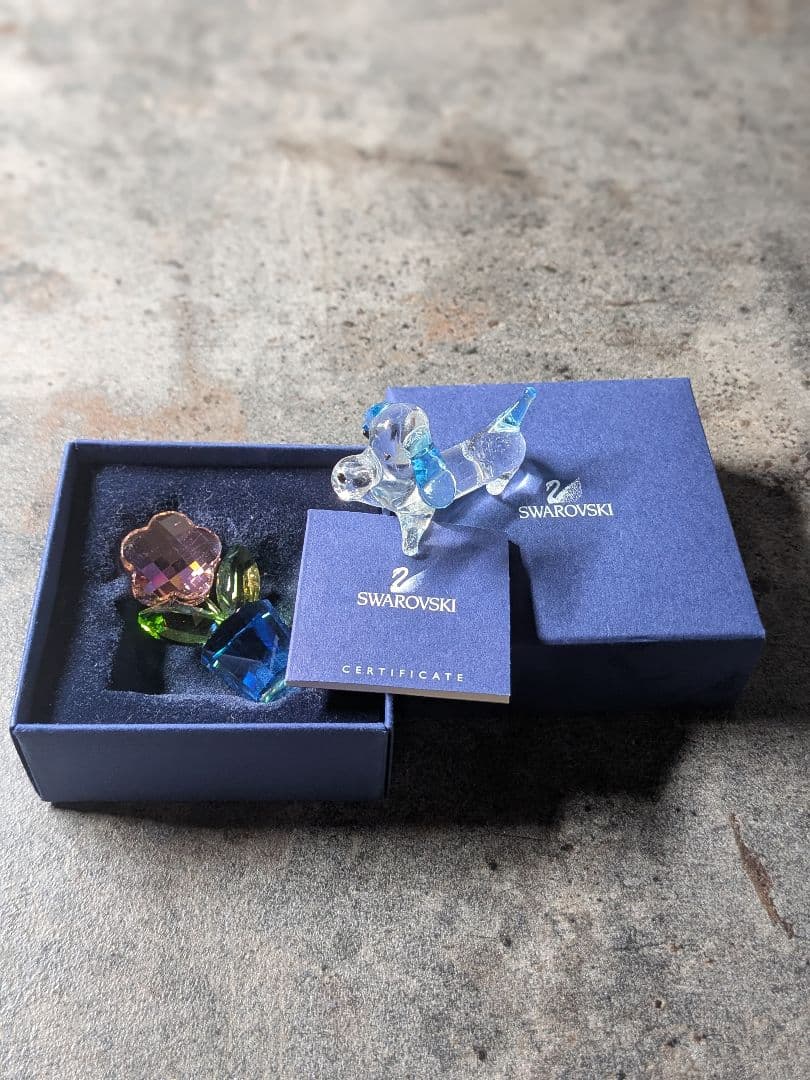 スワロフスキー　Happy flowers　ミディアム　花　超美品　箱有り 犬付