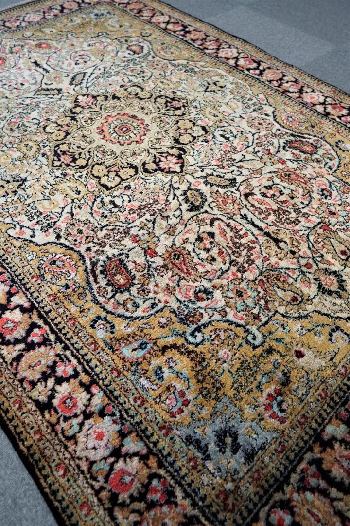 Vintage ペルシャ クム産シルクの手織り絨毯 size:200x132cm