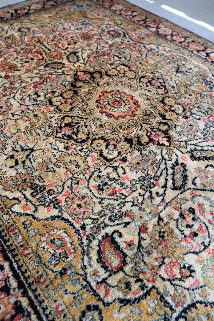 Vintage ペルシャ クム産シルクの手織り絨毯 size:200x132cm