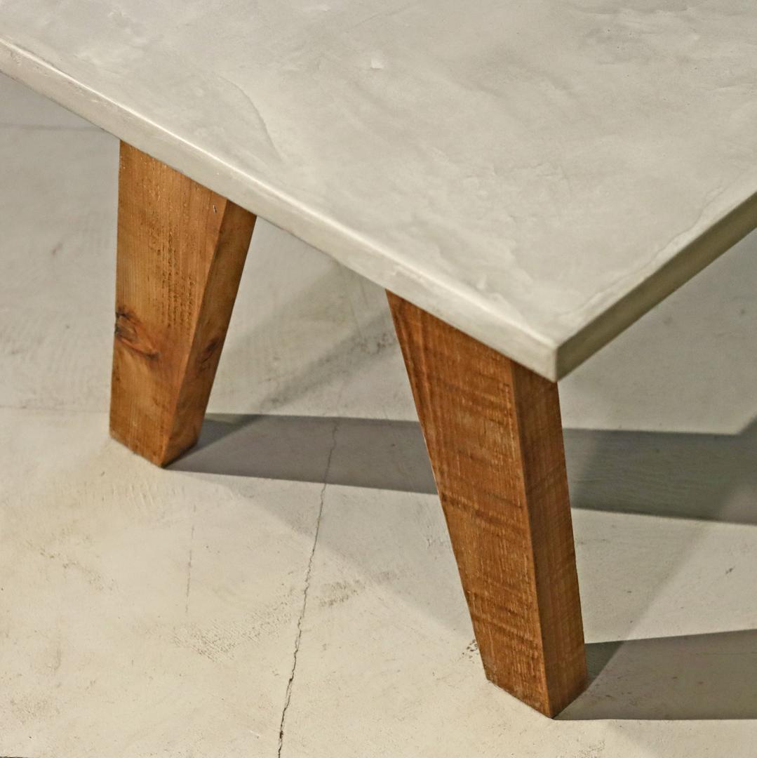 センターテーブル｜ライトグレー｜三角脚｜薄塗りモルタル｜ダイニングテーブル