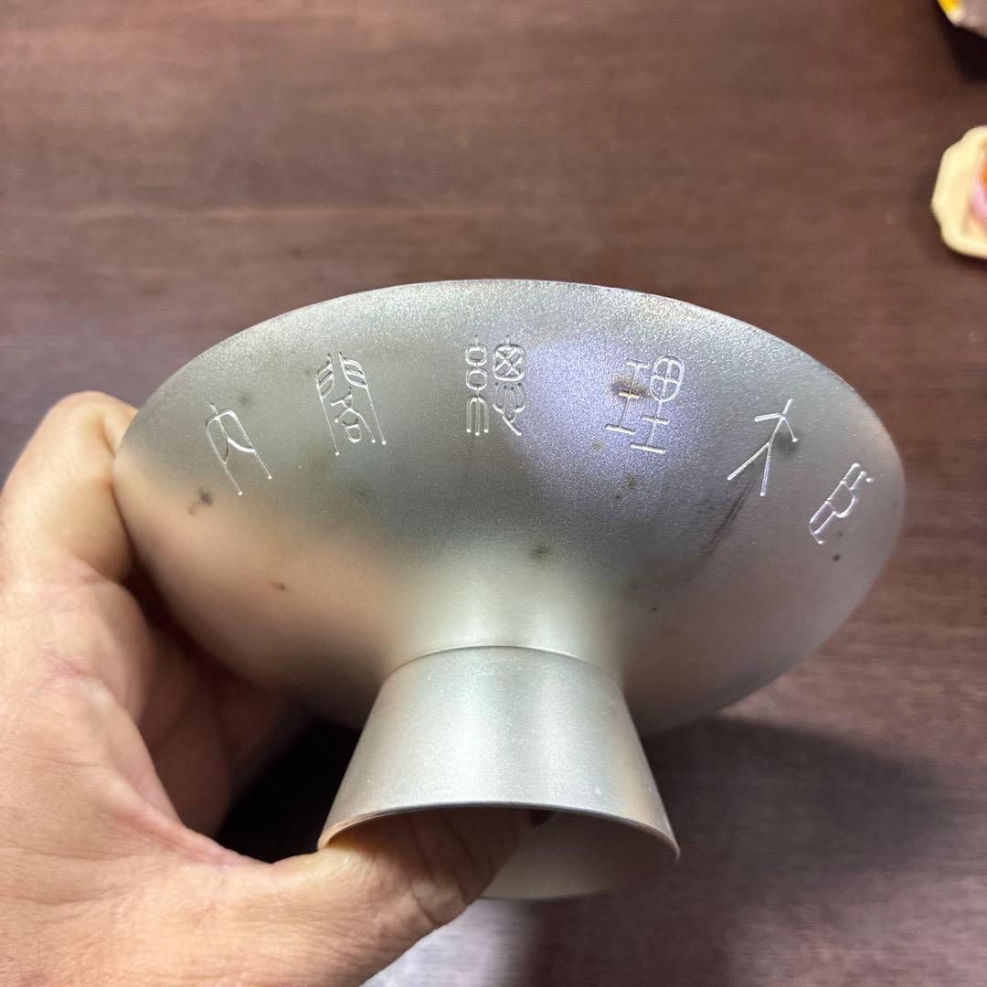 銀色の花模様皿