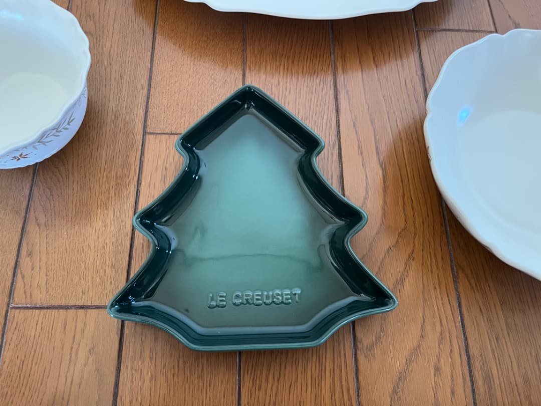 ル・クルーゼのクリスマスセット　ツリープレート　エレガントフリル