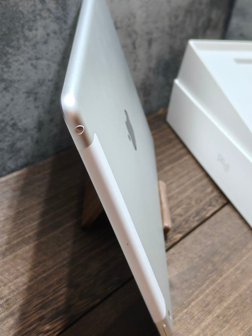 美品 Apple iPad 第6世代 9.7インチ セルラーモデル