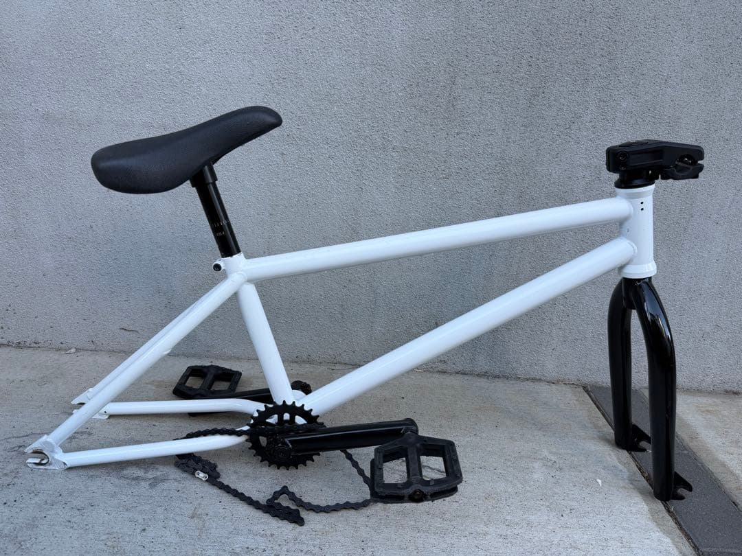 お得！ BMXフレーム　ダーカスワンRaw白フレーム