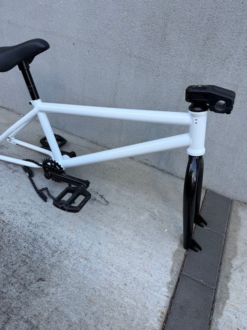 お得！ BMXフレーム　ダーカスワンRaw白フレーム