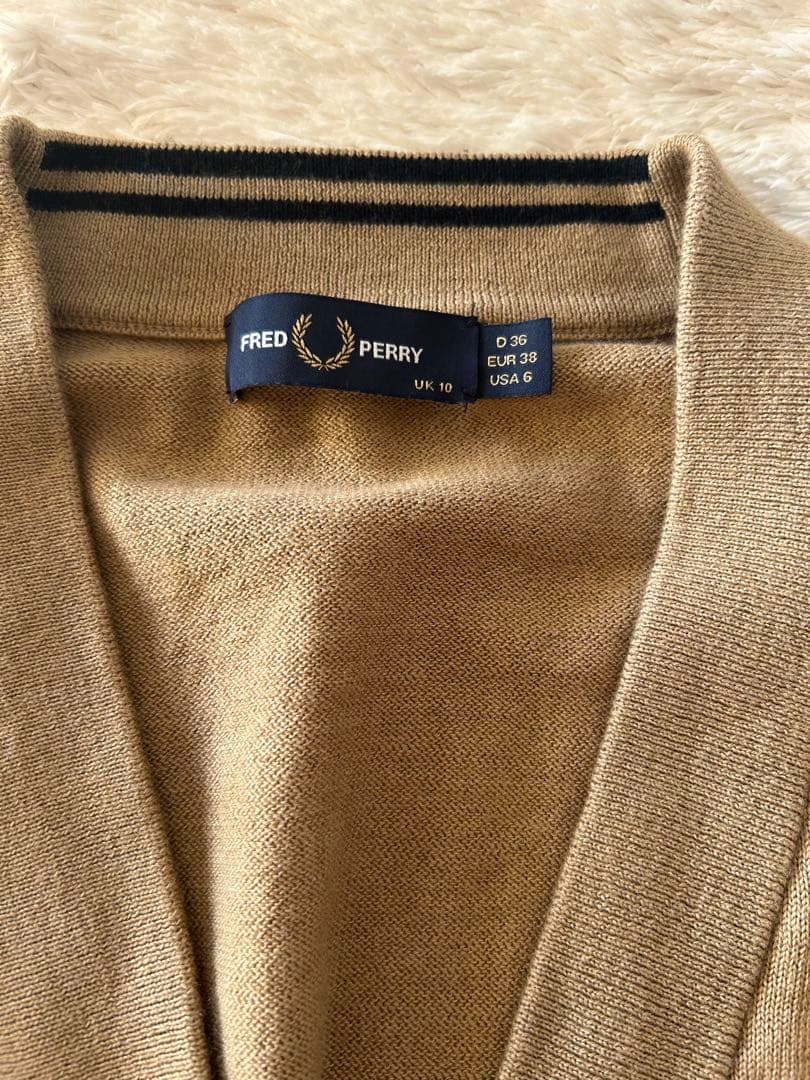 美品 FRED PERRY ベージュ Vネックカーディガン UK10