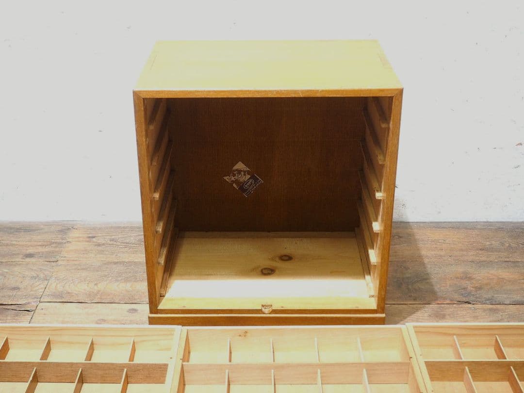 1409 ①レトロなミシン糸のガラスケース　飾り棚　小物入　古家具　ビンテージ