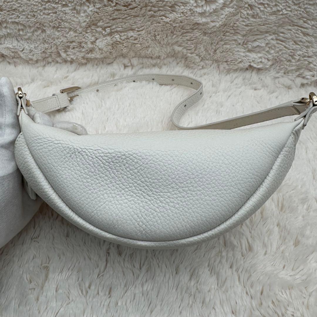 ✨極美品✨フルラ　ウエストポーチ　ボディーバッグ　オールレザー　白　男女兼用