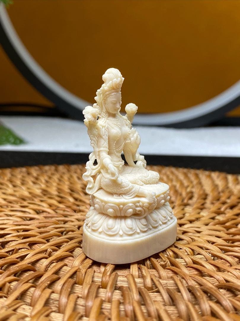 天然マンモス牙美しい手作り彫刻　緑度母　置物