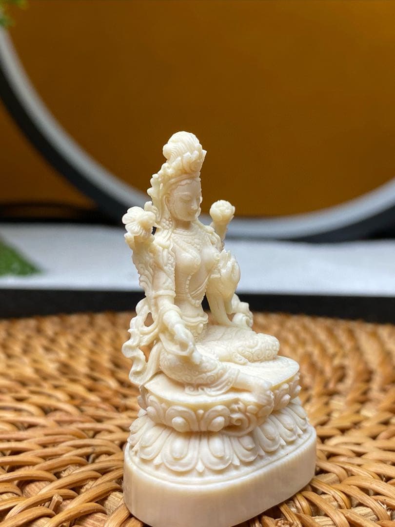 天然マンモス牙美しい手作り彫刻　緑度母　置物