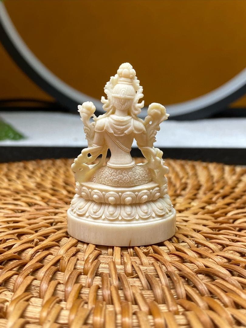 天然マンモス牙美しい手作り彫刻　緑度母　置物