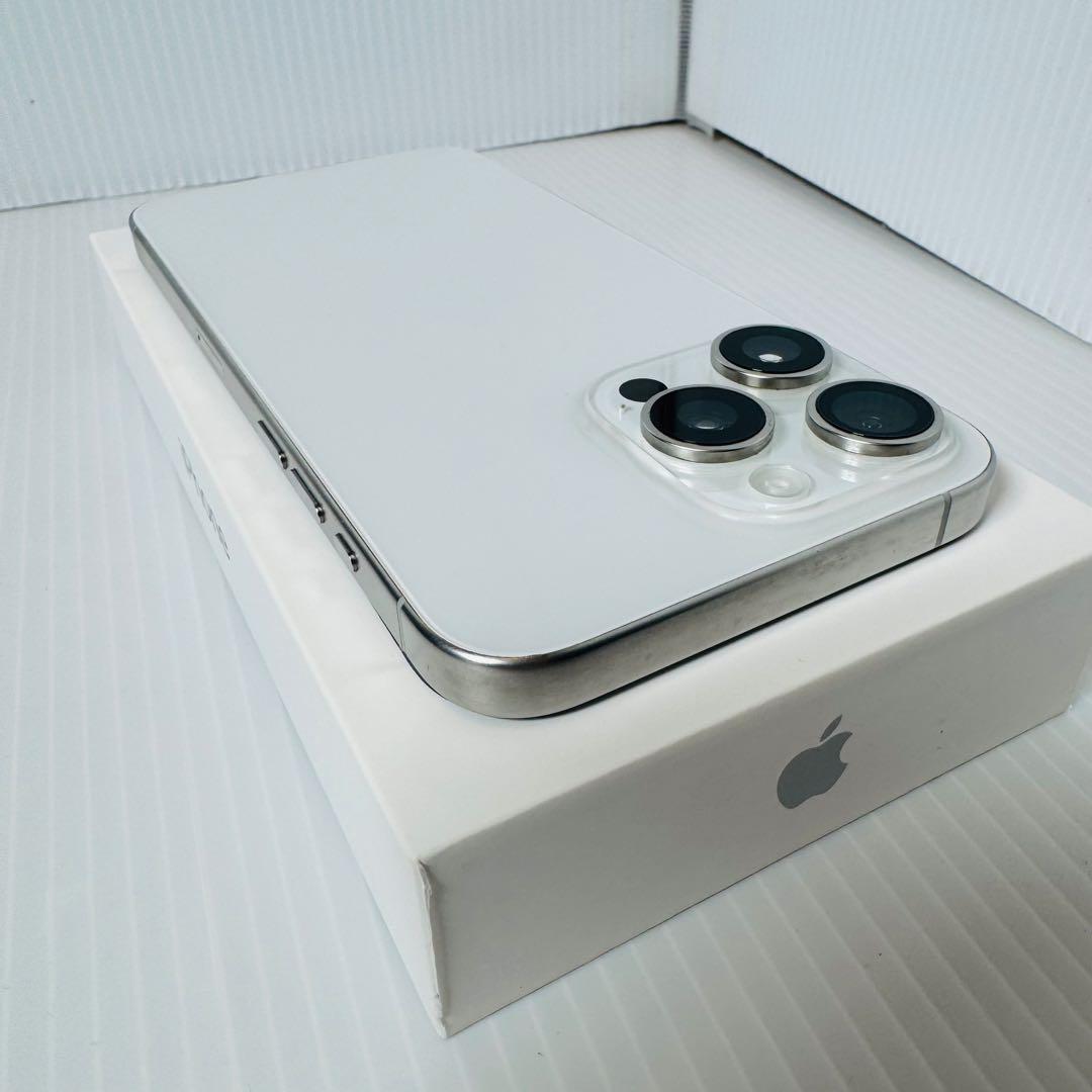 美品 Simフリー AppleiPhone 15 ProMaxホワイトチタニウム