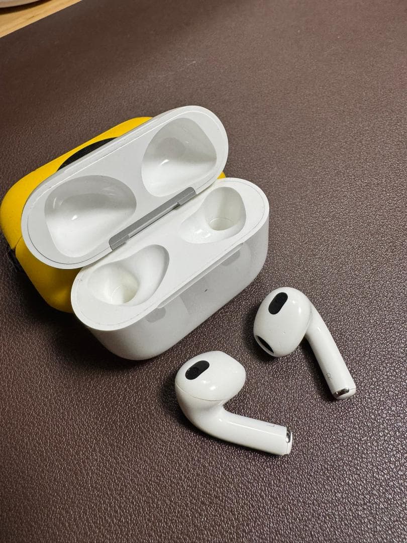 AirPods 3世代目 (A2566 A2564) 本体のみ ホワイト