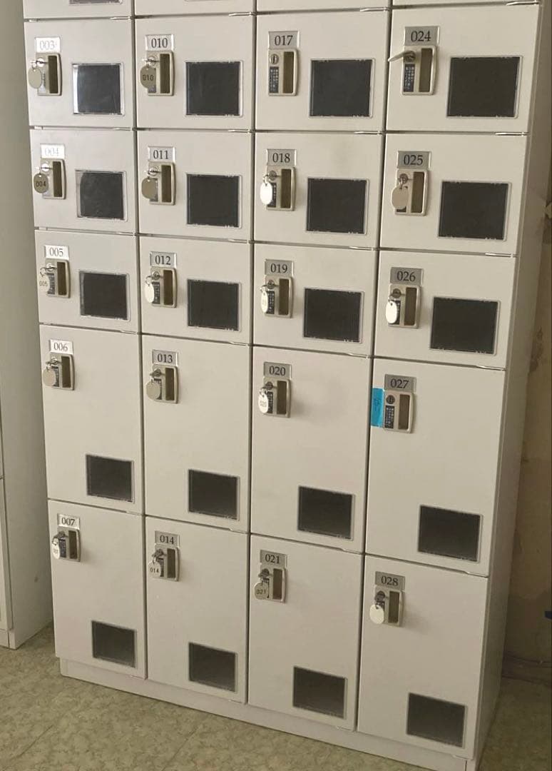 多人数ロッカー　鍵付きロッカー　シューズロッカー　28人用　番号付き