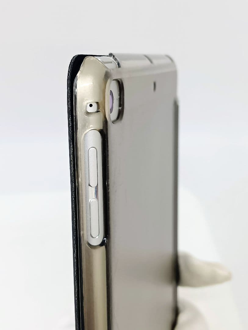 iPad mini4 579C-A1550　シルバーカラー/シリコンカバー付き