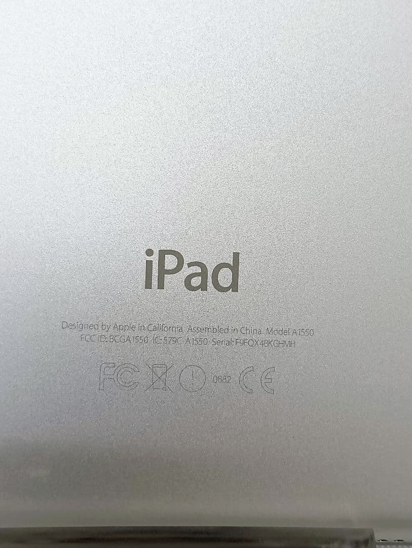 iPad mini4 579C-A1550　シルバーカラー/シリコンカバー付き