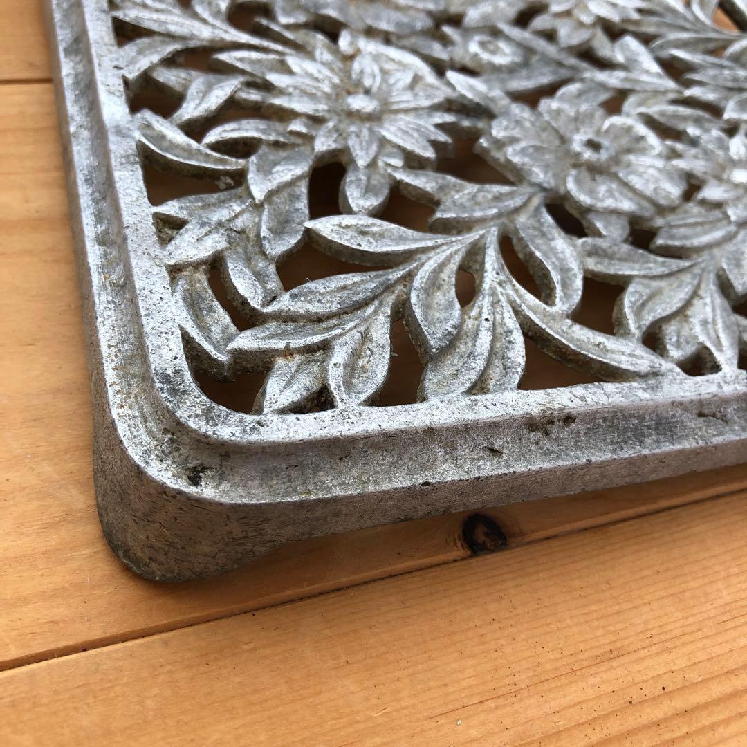 花のレリーフが美しい古い鍋敷き　トリベット　アンティーク　フランス　no.288