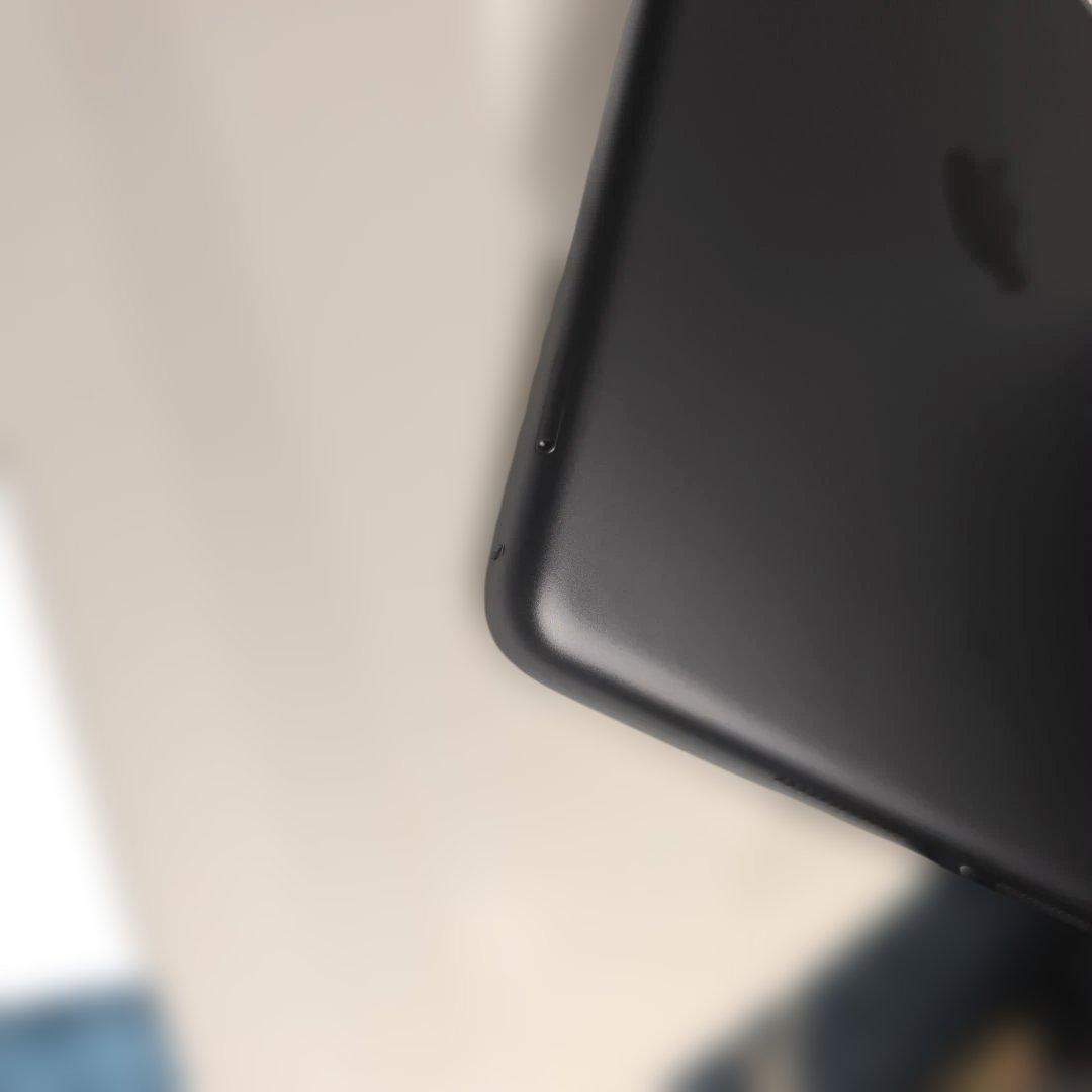 d*n様 iPad 第8世代 32GB セルラーモデル 32GBスペースグレイ