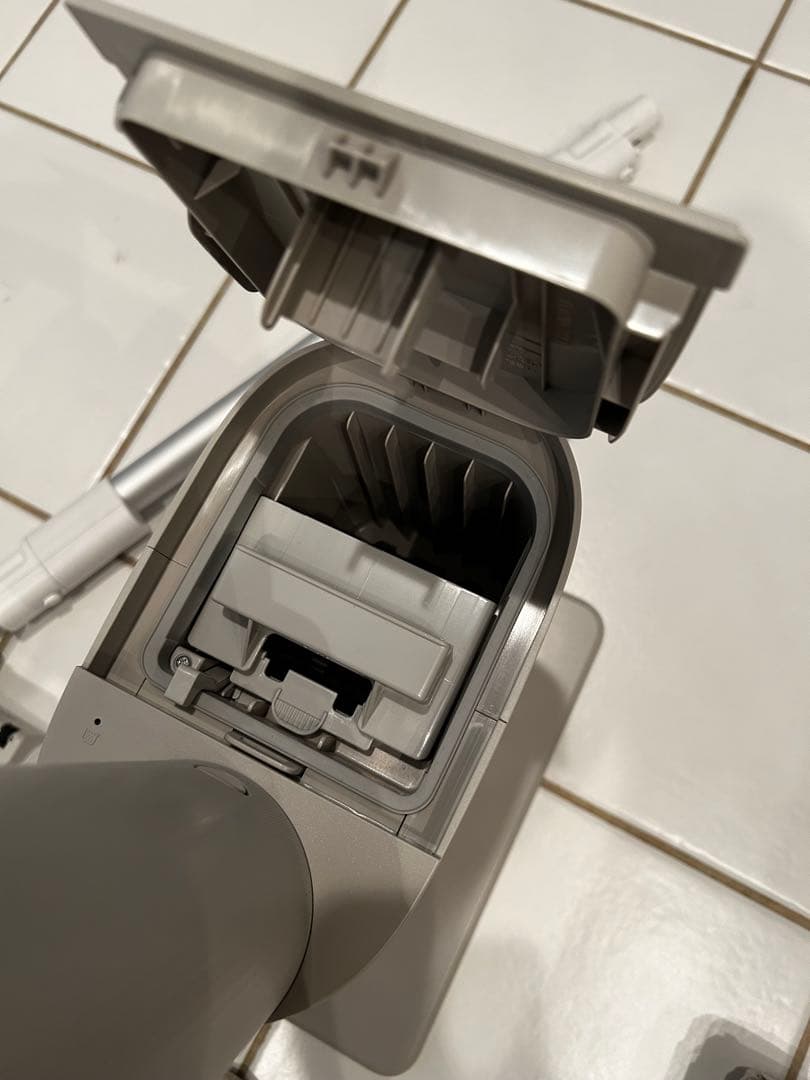 【中古美品・動作確認済】パナソニック 充電式掃除機 MC-NX810KM