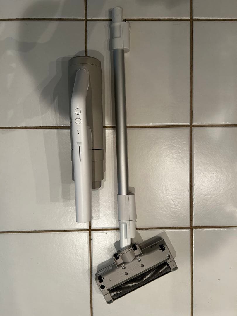 【中古美品・動作確認済】パナソニック 充電式掃除機 MC-NX810KM