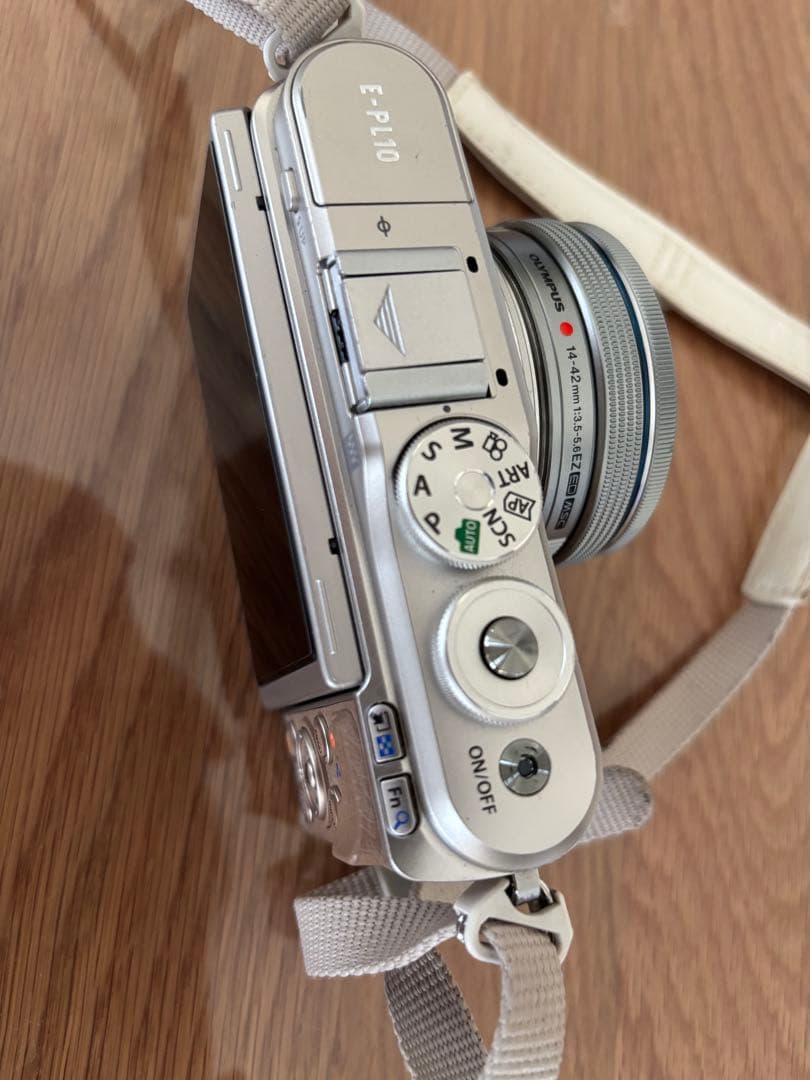 Olympus E-PL10 ミラーレスカメラ 14-42mm