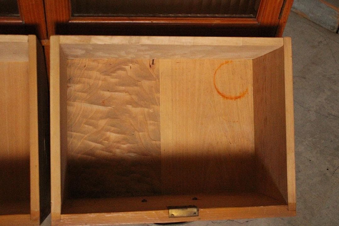 古いモールガラス戸棚　収納棚　小引き出し2杯