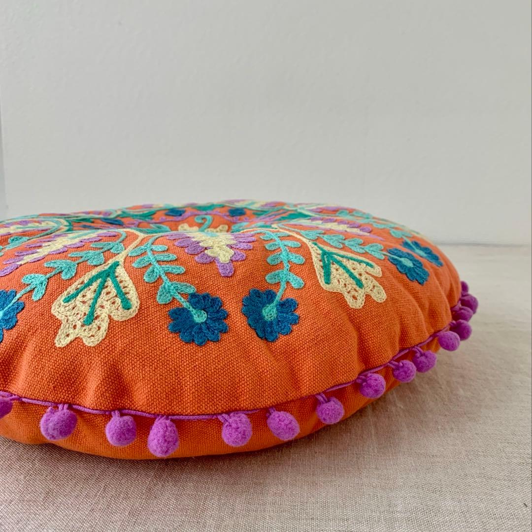 刺繍がきれいなクッション　❸ マカロン