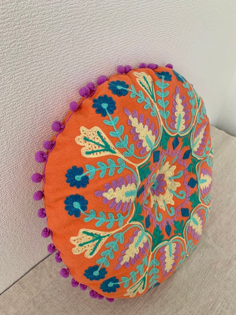 刺繍がきれいなクッション　❸ マカロン