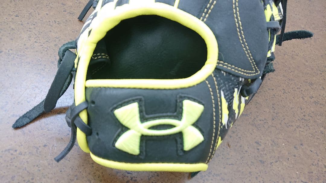 アンダーアーマー 2020年春季キャンプモデル 迷彩 内野手 軟式 グローブ 袋