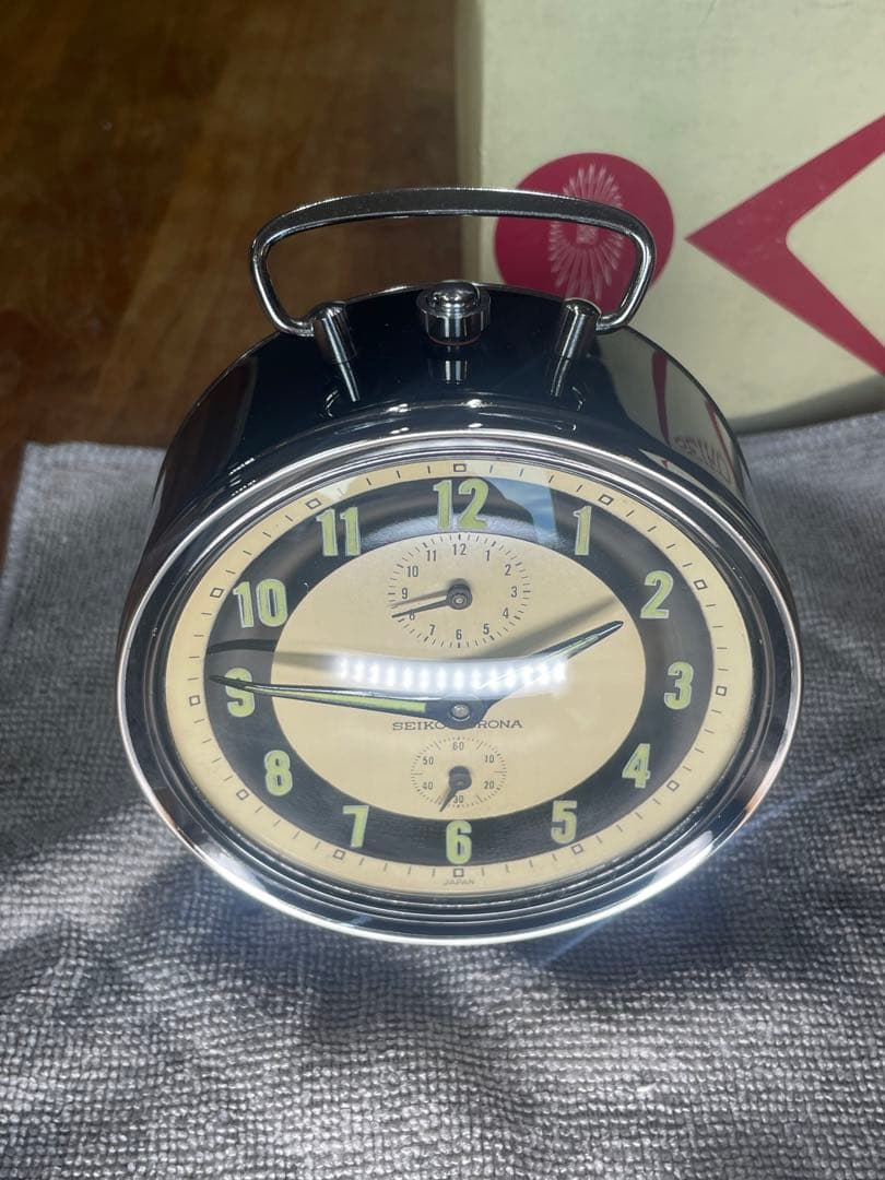 SEIKO CORONA 古くて重い目覚まし時計　Black と Beige 箱