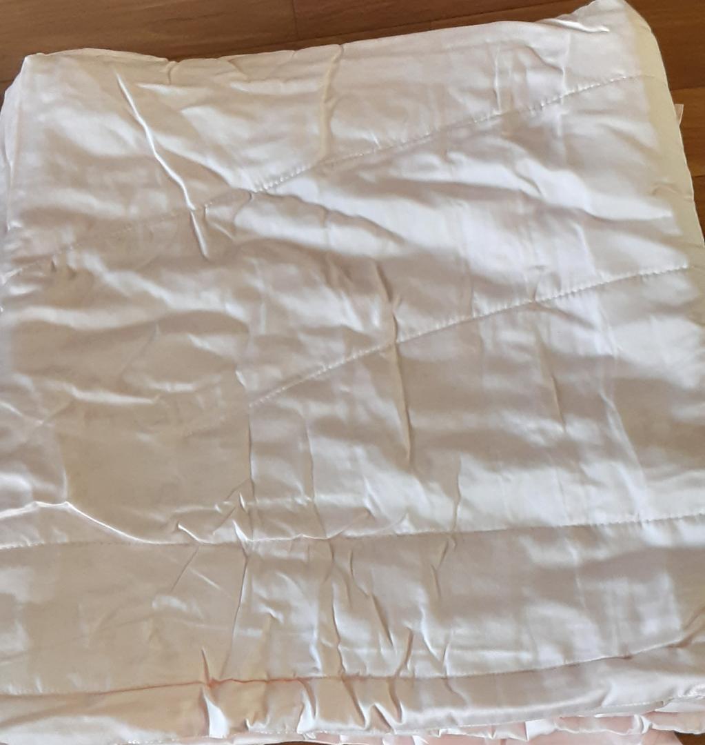 【値下げ】※西川リビング真綿掛け布団　１４０ｃｍ×１９０ｃｍ　ｍuti0321