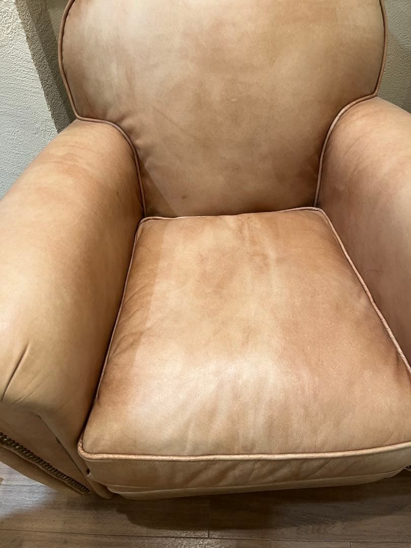 アンティーク ベージュ レザー アームチェア スタッズ付き