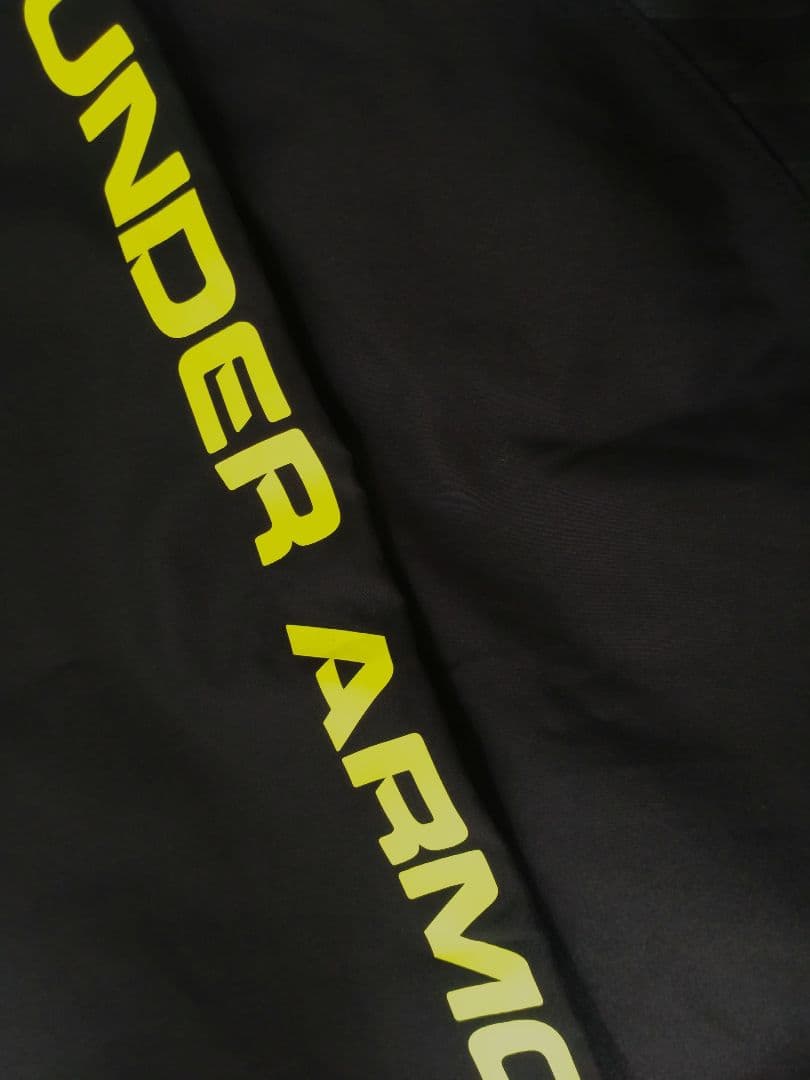 新品同様アンダーアーマーUNDER ARMOUR ジャージセットアップＳＭ