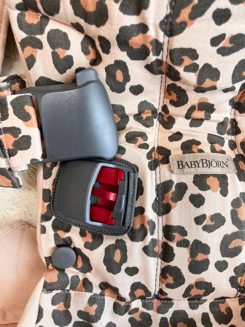 ベビービョルン　 抱っこ紐　ワンカイエアー　 ベージュレオパード　豹柄　ヒョウ柄