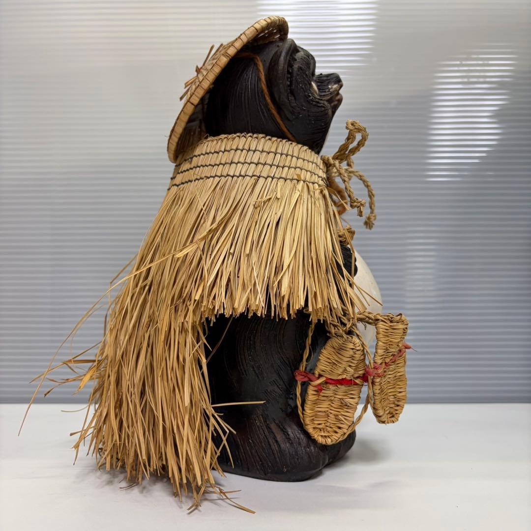 信楽焼？ たぬき タヌキ 狸 置物 焼物 傘 蓑 藁草履 30cm