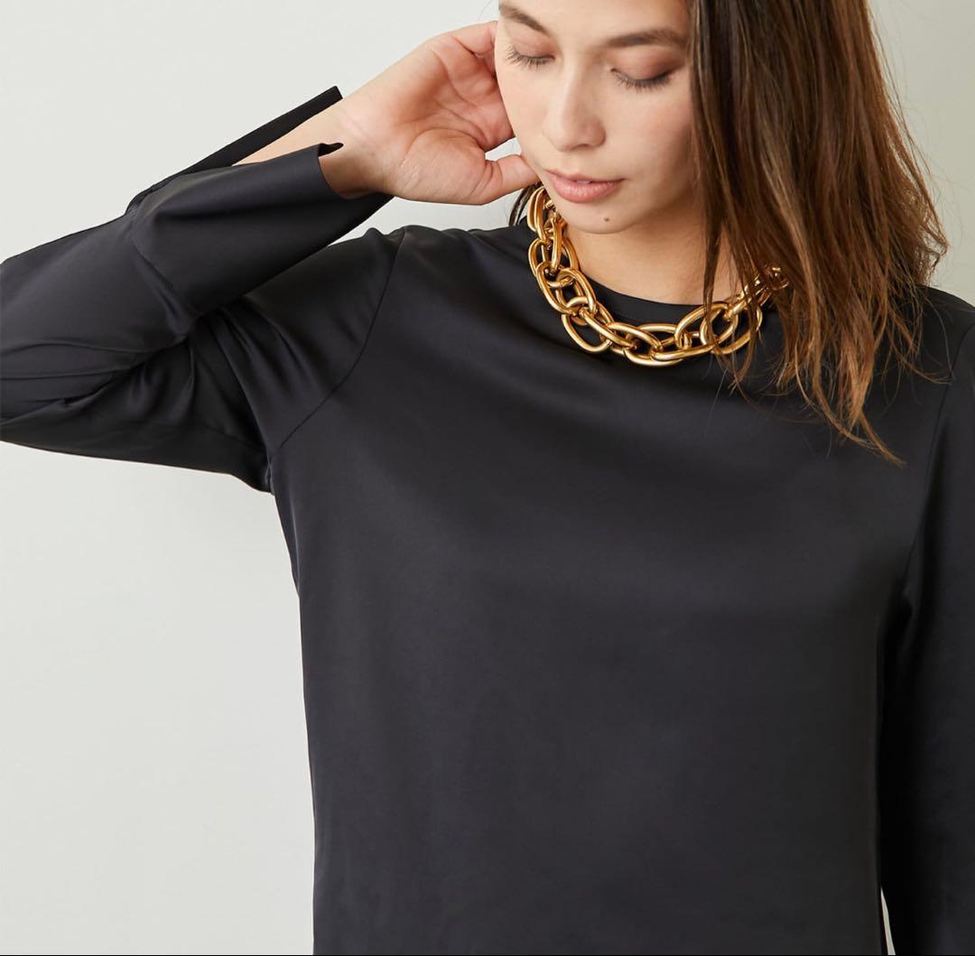 【ウィムガゼット】サテン　長袖　ブラウス　ブラック　クルーネック　黒　とろみ