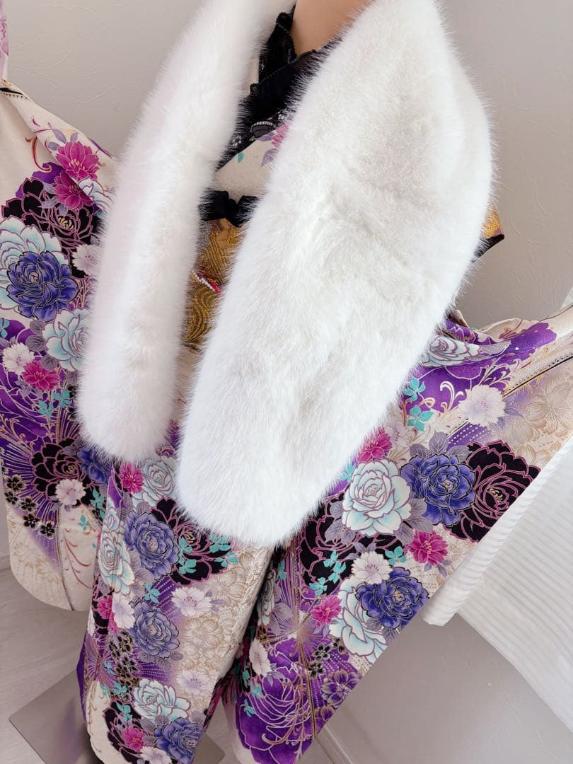 振袖正絹振袖フルセット　新品ボリューム有りのファー付き　牡丹薔薇　ラメ加工　黒白