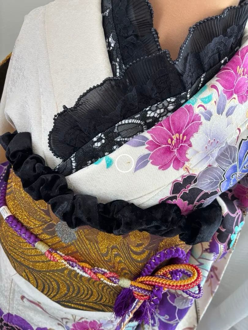 振袖正絹振袖フルセット　新品ボリューム有りのファー付き　牡丹薔薇　ラメ加工　黒白