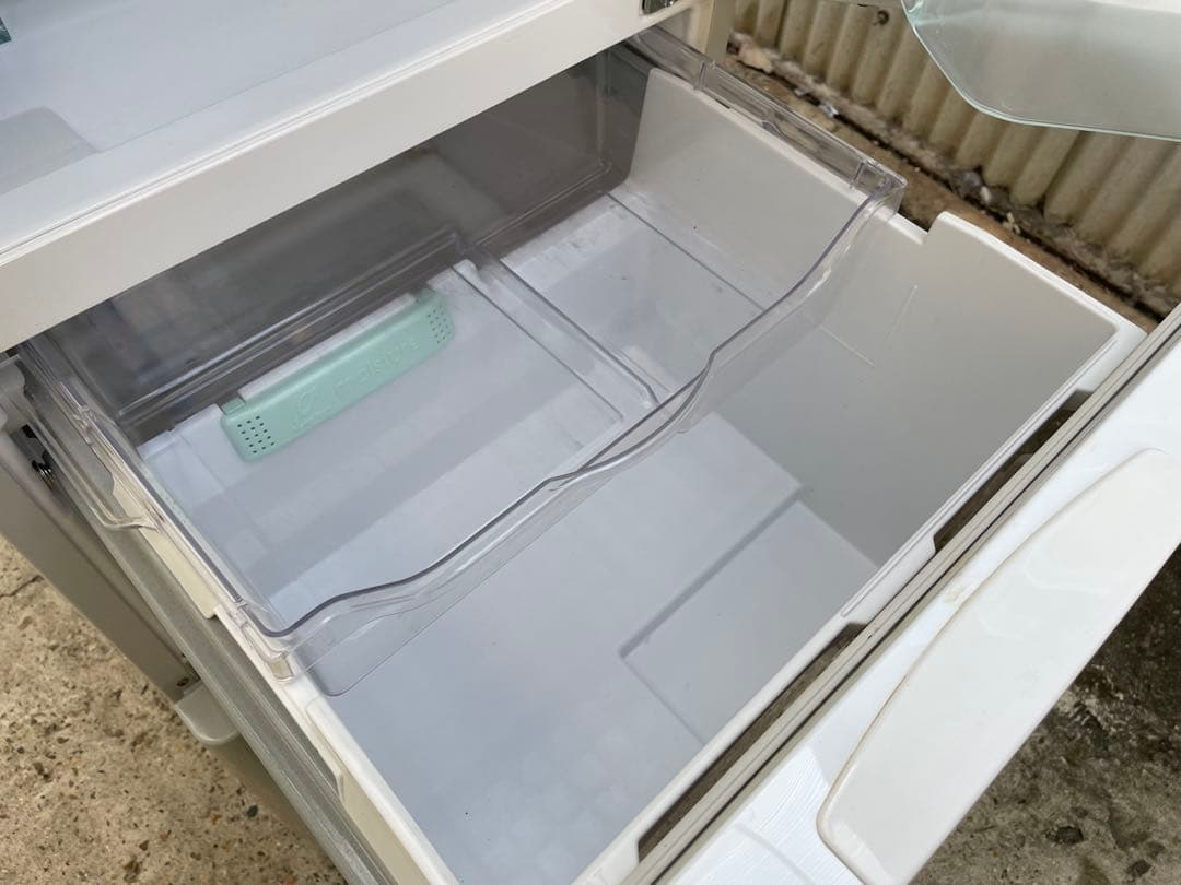 近隣配達可能　割と綺麗　HITACHI 300L 3ドア冷蔵庫　R-S30YMV