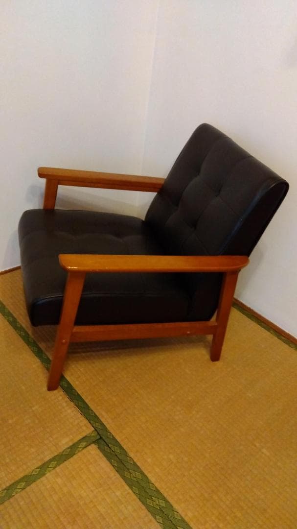 黒い合成皮革の1人掛けソファ