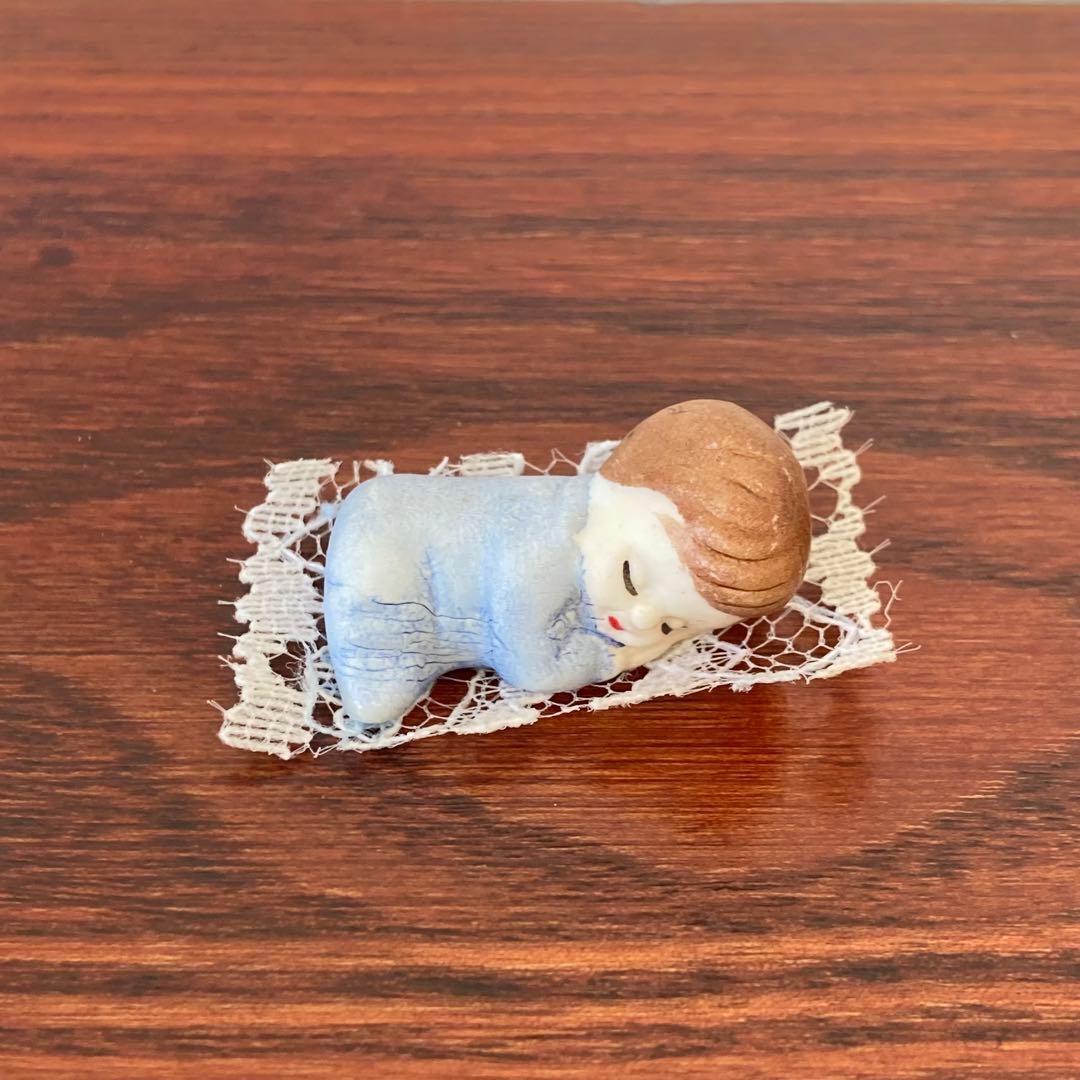 レースの上で寝てるベビー　人形　ミニチュア　ドイツ　ヴィンテージ