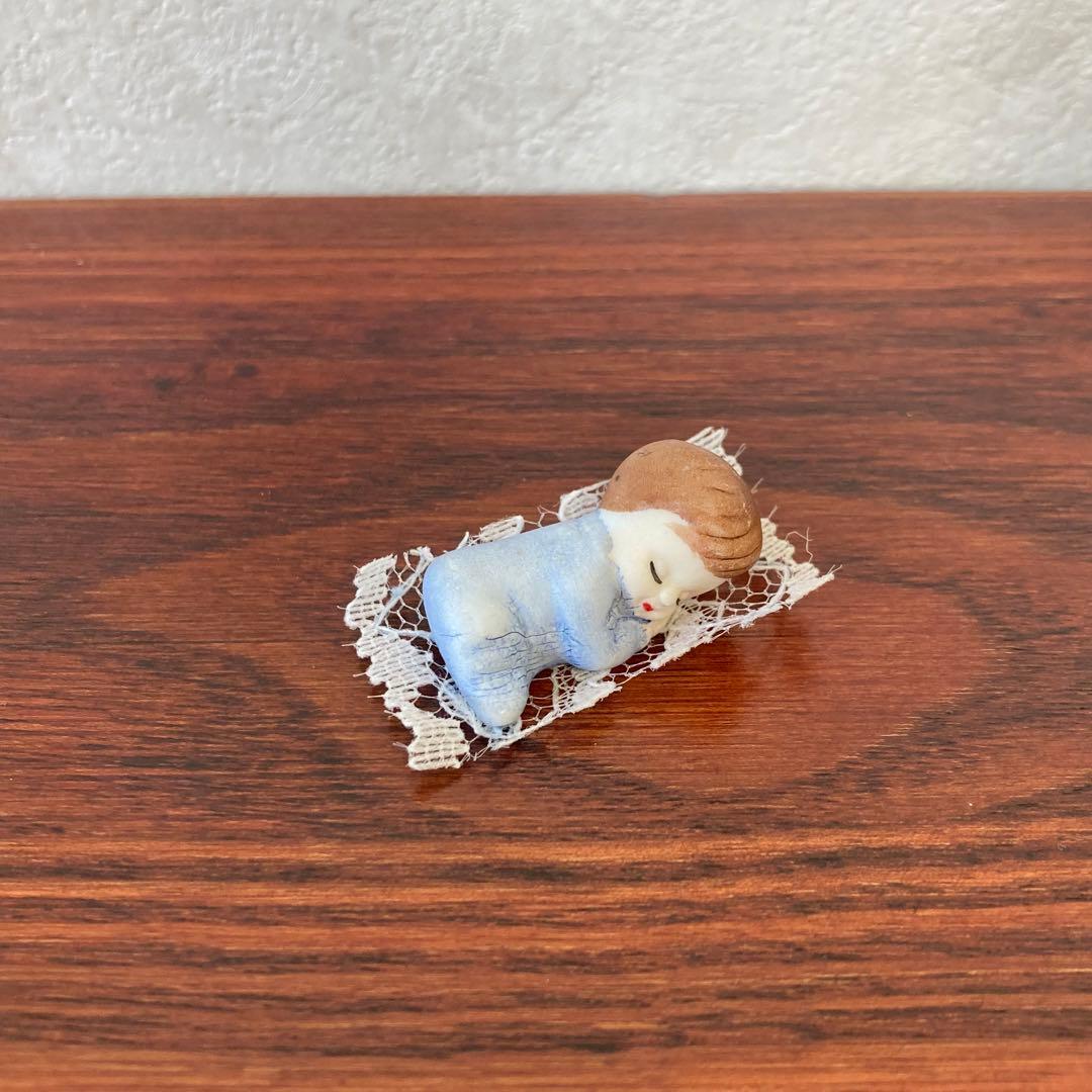 レースの上で寝てるベビー　人形　ミニチュア　ドイツ　ヴィンテージ