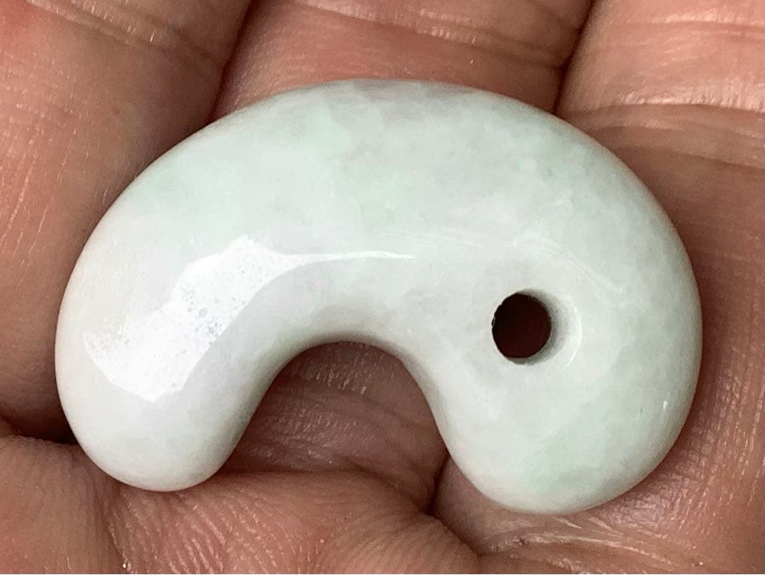 ✳親方絶賛50万円でも安価です‼️極上*氷*の肌目　糸魚川翡翠勾玉　機械鑑定付‼️