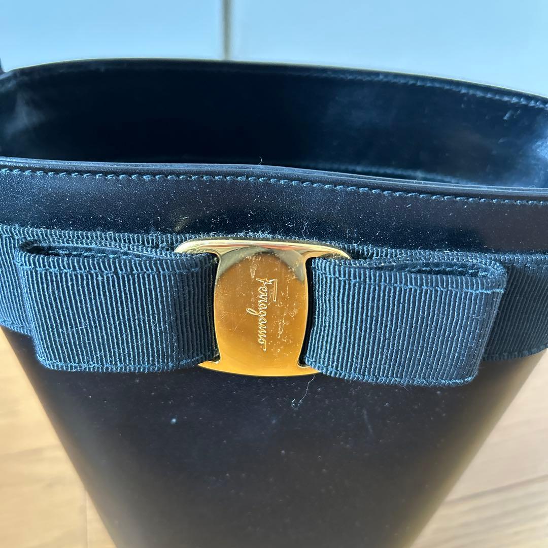 フェラガモ　リボン付きバック　黒