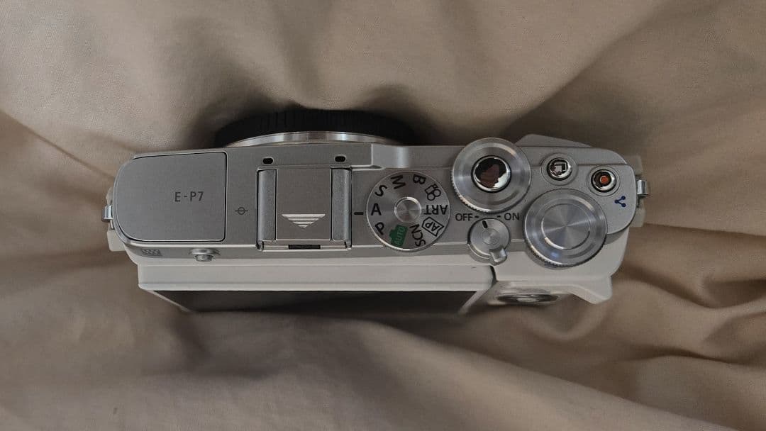 【美品】Olympus pen e-p7 白 おまけ付き