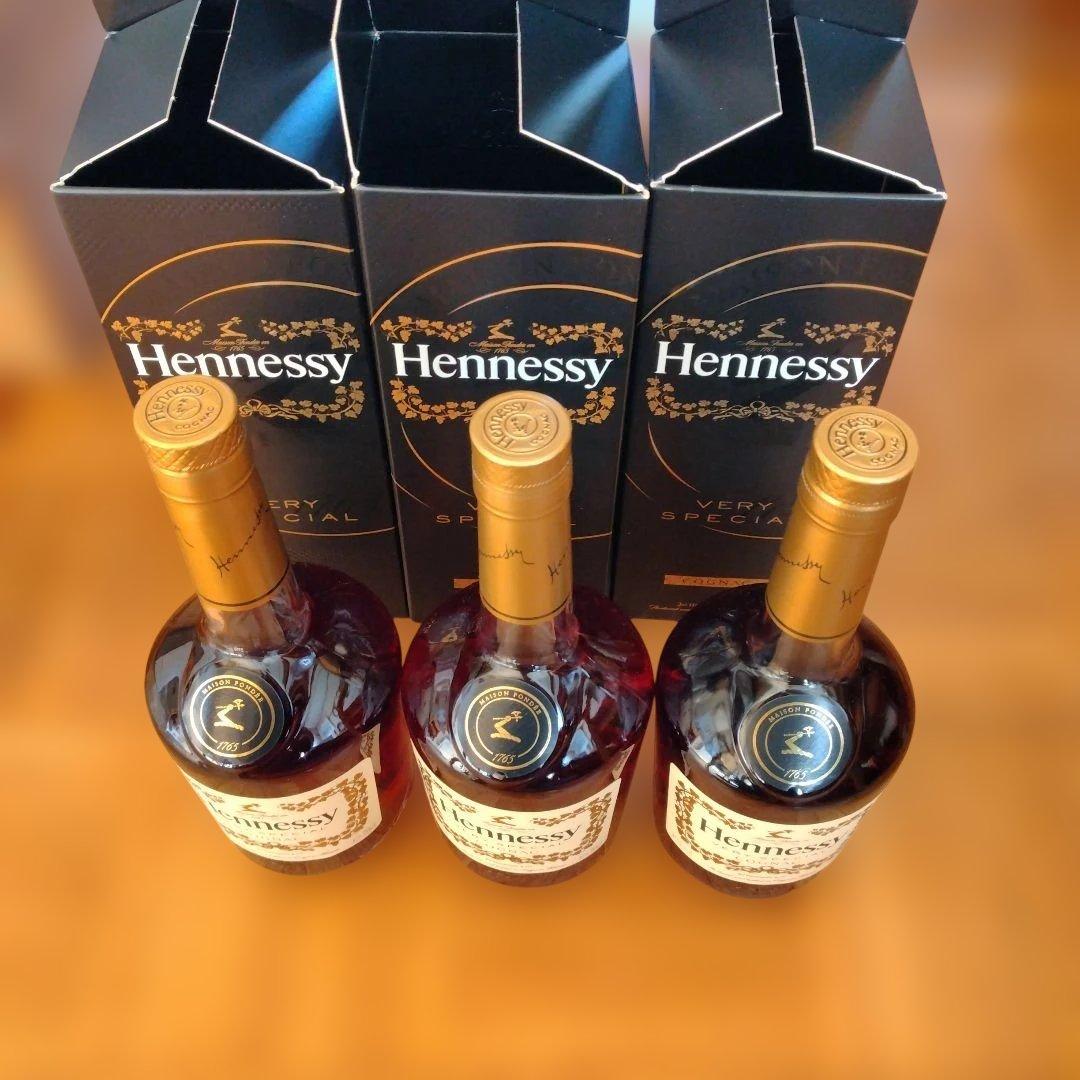 Hennessy 　ベリースペシャルブランデ−3本700ml