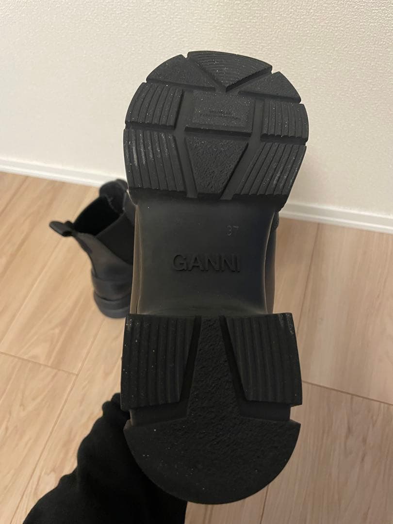 GANNI ブラックチェルシーブーツ