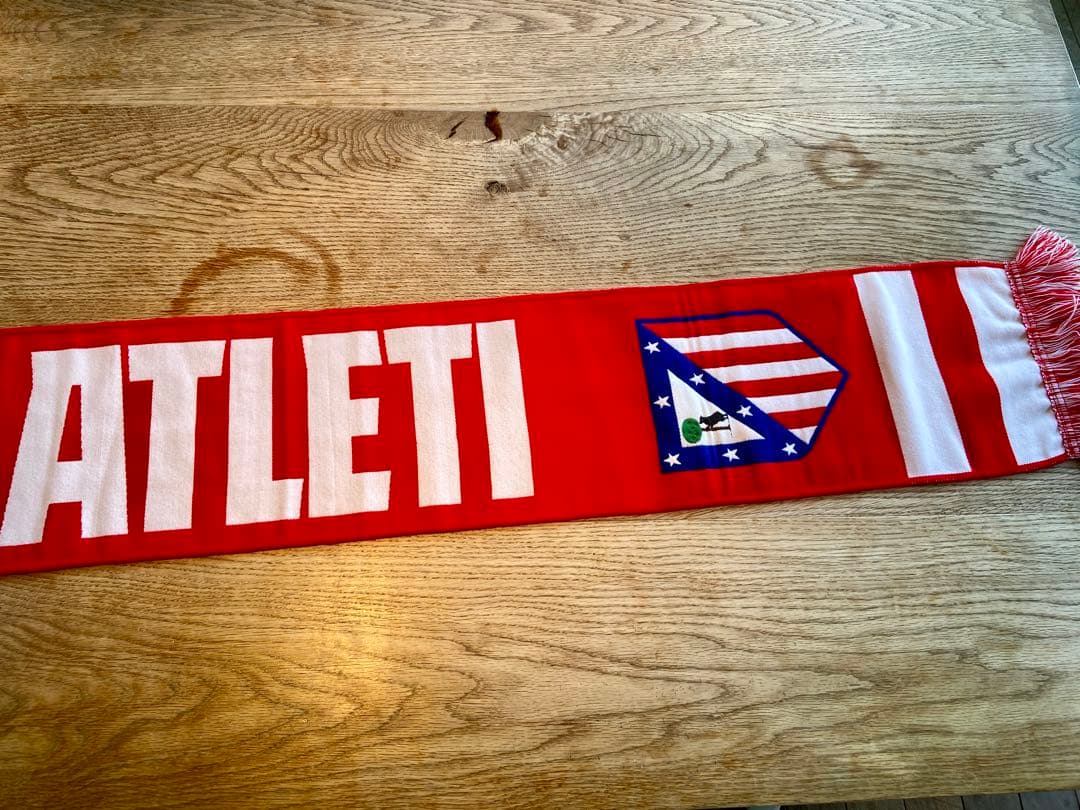 アトレティコ•マドリード　レトロスウェット(M)、マフラーセット